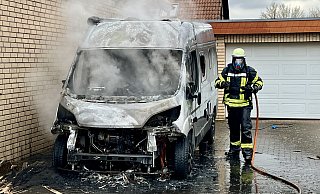 Das Feuer hat das Wohnmobil in Bad Wünnenberg vollständig zerstört. - Feuerwehr Bad Wünnenberg Das Feuer hat das Wohnmobil in Bad Wünnenberg vollständig zerstört. - Feuerwehr Bad Wünnenberg