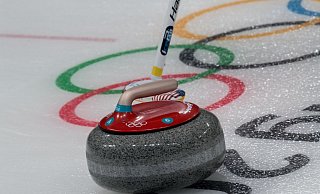 Die deutschen Curling-Frauen dürfen weiter von der Olympia-Teilnahme träumen. (Archivbild) - Peter Kneffel/dpa Die deutschen Curling-Frauen dürfen weiter von der Olympia-Teilnahme träumen. (Archivbild) - Peter Kneffel/dpa