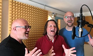 Im Tonstudio: Zwischen Sebastian Dold (l.), Jens Kosmiky und dem Kinderliedermacher Detlev Jöcker (Mitte) stimmte die Chemie auf Anhieb. Der Profi konnte den beiden Laienmusikern so manchen Tipp geben. - Krawallo Im Tonstudio: Zwischen Sebastian Dold (l.), Jens Kosmiky und dem Kinderliedermacher Detlev Jöcker (Mitte) stimmte die Chemie auf Anhieb. Der Profi konnte den beiden Laienmusikern so manchen Tipp geben. - Krawallo