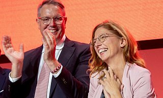 Ministerpräsident Alexander Schweitzer und die neue Partechefin Sabine Bätzing-Lichtenthäler stehen für den Generationswechsel in der rheinland-pfälzischen SPD. - Helmut Fricke/dpa Ministerpräsident Alexander Schweitzer und die neue Partechefin Sabine Bätzing-Lichtenthäler stehen für den Generationswechsel in der rheinland-pfälzischen SPD. - Helmut Fricke/dpa