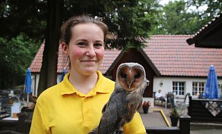 Die angehende Tierpflegerin Anna Krause hat die kleine Schleiereule per Hand aufgezogen. - Elena Ahler Die angehende Tierpflegerin Anna Krause hat die kleine Schleiereule per Hand aufgezogen. - Elena Ahler