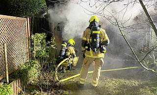 Im Garten eines Mehrfamilienhauses an der Theodor-Heuss-Straße brannte am frühen Dienstagmorgen eine Gartenhütte. - Ralph Meyer Im Garten eines Mehrfamilienhauses an der Theodor-Heuss-Straße brannte am frühen Dienstagmorgen eine Gartenhütte. - Ralph Meyer