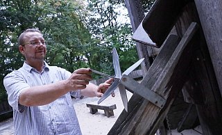 Bei seinem Besuch des Schenke-Parks nimmt FDP-Fraktionsvorsitzender Sascha Priebe auch die Jahre gekommenen Spielgeräte auf dem angrenzenden Spielplatz in den Blick. - Patrick Menzel Bei seinem Besuch des Schenke-Parks nimmt FDP-Fraktionsvorsitzender Sascha Priebe auch die Jahre gekommenen Spielgeräte auf dem angrenzenden Spielplatz in den Blick. - Patrick Menzel