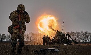 Ukrainische Soldaten feuern in Bachmut eine Pion Kanonenhaubitze auf russische Stellungen. Die Wagner-Söldnergruppe spielt London zufolge bei den Kämpfen um die Stadt weiter eine zentrale Rolle. - Libkos/AP/dpa Ukrainische Soldaten feuern in Bachmut eine Pion Kanonenhaubitze auf russische Stellungen. Die Wagner-Söldnergruppe spielt London zufolge bei den Kämpfen um die Stadt weiter eine zentrale Rolle. - Libkos/AP/dpa
