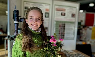 Josefine Rabcenko aus Höxter hat ein biologisches Bekämpfungsmittel gegen Mehltau entwickelt. Dafür gewann sie nun bei "Jugend forscht junior" den ersten Platz im Bereich Biologie. - Danielle Dörsing Josefine Rabcenko aus Höxter hat ein biologisches Bekämpfungsmittel gegen Mehltau entwickelt. Dafür gewann sie nun bei "Jugend forscht junior" den ersten Platz im Bereich Biologie. - Danielle Dörsing