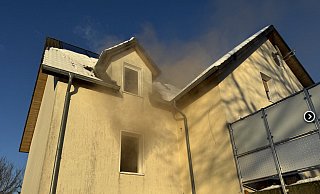 Aus dem Wohnhaus drang starker Rauch, als die Feuerwehr eintraf. - Feuerwehr Höxter Aus dem Wohnhaus drang starker Rauch, als die Feuerwehr eintraf. - Feuerwehr Höxter