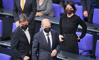 Ampel-Koalition lehnte eine Ukraine-Debatte ab: Kanzler Olaf Scholz, Vizekanzler Robert Habeck, dahinter Außenministerin Annalena Baerbock. - Foto: Michael Kappeler/dpa Ampel-Koalition lehnte eine Ukraine-Debatte ab: Kanzler Olaf Scholz, Vizekanzler Robert Habeck, dahinter Außenministerin Annalena Baerbock. - Foto: Michael Kappeler/dpa