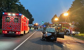Auf der Kreuzung kam es zur heftigen Kollision der Fahrzeuge. Der Suzuki wurde durch die Wucht des Aufpralls mehrere Meter weit geschleudert. - Thorsten Heß Auf der Kreuzung kam es zur heftigen Kollision der Fahrzeuge. Der Suzuki wurde durch die Wucht des Aufpralls mehrere Meter weit geschleudert. - Thorsten Heß