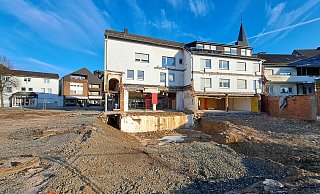 Fortschritt im Januar: Für das geplante Quartier am Kump in Steinheim begannen vor rund einem Jahr nach vierjähriger Planungsphase die ersten Vorarbeiten. Sichtbar ging es voran. Im September kam es auf der Baustelle aber zu einem tödlichen Unglück. - Madita Schellenberg Fortschritt im Januar: Für das geplante Quartier am Kump in Steinheim begannen vor rund einem Jahr nach vierjähriger Planungsphase die ersten Vorarbeiten. Sichtbar ging es voran. Im September kam es auf der Baustelle aber zu einem tödlichen Unglück. - Madita Schellenberg