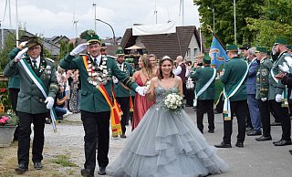 Mit harmonischer Eleganz bezauberte das Königspaar Josef Ekelt und Marie Fuchs beim Schützenfest in Dörenhagen. - Anja Ebner Mit harmonischer Eleganz bezauberte das Königspaar Josef Ekelt und Marie Fuchs beim Schützenfest in Dörenhagen. - Anja Ebner