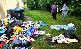Ein Quartier neben Mülltonnen: Im Seitenteil des Gemeinschaftsgartens vom Mietshaus an der Egerländer Straße lebt seit Mitte März ein obdachloser Mann. Die Rentnerinnen Ruth Pöls (links) und Gerda Gremmel sind betroffen und wütend zugleich. - Andreas Frücht Ein Quartier neben Mülltonnen: Im Seitenteil des Gemeinschaftsgartens vom Mietshaus an der Egerländer Straße lebt seit Mitte März ein obdachloser Mann. Die Rentnerinnen Ruth Pöls (links) und Gerda Gremmel sind betroffen und wütend zugleich. - Andreas Frücht
