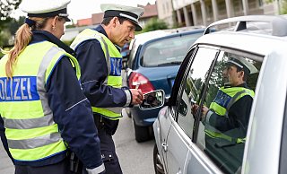 Beamte der Verkehrspolizei überprüfen Fahrzeuge - an der Petristraße ging ihnen ein besonders dreister Autofahrer in die Fänge. - Christian Weische Beamte der Verkehrspolizei überprüfen Fahrzeuge - an der Petristraße ging ihnen ein besonders dreister Autofahrer in die Fänge. - Christian Weische