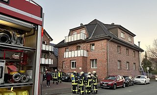 In der Erdgeschosswohnung dieses dreigeschossigen Wohnhauses brannte es in der Küche. 45 Feuerwehrleute verhinderten Schlimmeres. - Ralph Meyer In der Erdgeschosswohnung dieses dreigeschossigen Wohnhauses brannte es in der Küche. 45 Feuerwehrleute verhinderten Schlimmeres. - Ralph Meyer