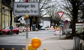 Die Brunnenallee in Bünde wird seit April umfassend saniert. Zunächst standen Kanalarbeiten an. Die Brunnenallee bekommt eine neue Fahrbahndecke, Querungshilfen und Beete. - Gerald Dunkel Die Brunnenallee in Bünde wird seit April umfassend saniert. Zunächst standen Kanalarbeiten an. Die Brunnenallee bekommt eine neue Fahrbahndecke, Querungshilfen und Beete. - Gerald Dunkel