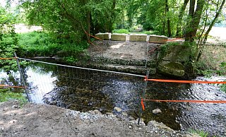 Über Nacht ist die behelfsmäßig errichtete Holzbrücke über die Thune wieder abgerissen worden. - Lena Henning Über Nacht ist die behelfsmäßig errichtete Holzbrücke über die Thune wieder abgerissen worden. - Lena Henning