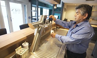 Es wird gezapft, und das an einer neuen Theke. Ibrahim Mutlu und seine Familie öffnen am Samstag wieder den Restaurantbetrieb mit etwa 70 Plätzen im "Haus Mutlu". - Roland Thöring Es wird gezapft, und das an einer neuen Theke. Ibrahim Mutlu und seine Familie öffnen am Samstag wieder den Restaurantbetrieb mit etwa 70 Plätzen im "Haus Mutlu". - Roland Thöring