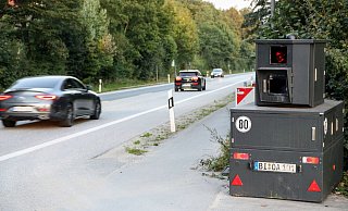 Blitzer Bernhard stand bereits im September auf Höhe der Baustellenausfahrt zum neuen Quelle-See an der Osnabrücker Straße. Weil hier Lastwagen vom Sandabbau auf die Straße abbiegen, gilt hier statt Tempo 70 ein Tempolimit von 50 km/h. - Jens Reichenbach Blitzer Bernhard stand bereits im September auf Höhe der Baustellenausfahrt zum neuen Quelle-See an der Osnabrücker Straße. Weil hier Lastwagen vom Sandabbau auf die Straße abbiegen, gilt hier statt Tempo 70 ein Tempolimit von 50 km/h. - Jens Reichenbach