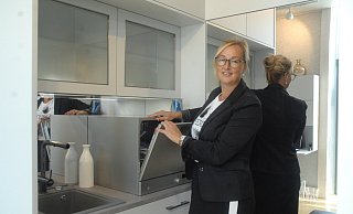 Ulrike Wessel, Leiterin Produktentwicklung, Marketing und Design, zeigt den Küchenbereich des speziellen Brigitte-Tiny House. - Natalie Gottwald Ulrike Wessel, Leiterin Produktentwicklung, Marketing und Design, zeigt den Küchenbereich des speziellen Brigitte-Tiny House. - Natalie Gottwald