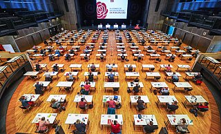 Ob des Abstandes zwischen den einzelnen Tischen hatte die Veranstaltung in der Stadthalle scheinbar das Ausmaß eines Bundesparteitages der Genossen. - Sarah Jonek Ob des Abstandes zwischen den einzelnen Tischen hatte die Veranstaltung in der Stadthalle scheinbar das Ausmaß eines Bundesparteitages der Genossen. - Sarah Jonek