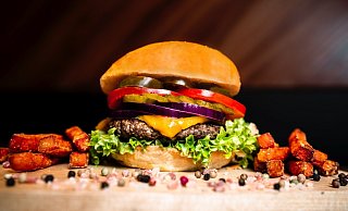 Das neue Aushängeschild des Imbisses: Burger vom Grill. - Aytac Kavakbasi Das neue Aushängeschild des Imbisses: Burger vom Grill. - Aytac Kavakbasi
