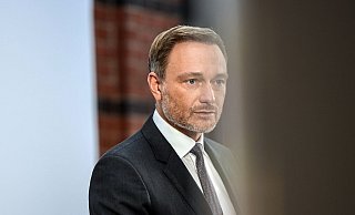 Christian Lindner, Fraktionsvorsitzender und Parteivorsitzender der FDP, gibt nach einer gemeinsamen Sitzung des FDP-Bundesvorstand und der neugewählten Bundestagsfraktion zur Aufnahme von Koalitionsverhandlungen mit SPD und Grünen ein Statement ab. - Foto: Paul Zinken/dpa Christian Lindner, Fraktionsvorsitzender und Parteivorsitzender der FDP, gibt nach einer gemeinsamen Sitzung des FDP-Bundesvorstand und der neugewählten Bundestagsfraktion zur Aufnahme von Koalitionsverhandlungen mit SPD und Grünen ein Statement ab. - Foto: Paul Zinken/dpa