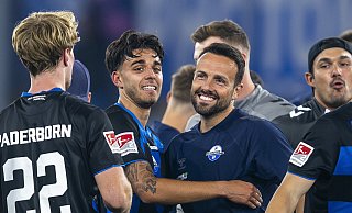 Lucas Copado (links) wird nach seinem entscheidenden 1:0-Siegtreffer gegen den VfL Bochum von seinen Teamkollegen gefeiert. Auch Trainer Ralf Kettemann gratuliert dem Torschützen. - picture alliance/dpa Lucas Copado (links) wird nach seinem entscheidenden 1:0-Siegtreffer gegen den VfL Bochum von seinen Teamkollegen gefeiert. Auch Trainer Ralf Kettemann gratuliert dem Torschützen. - picture alliance/dpa