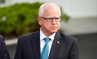 Die frühere Staatsanwältin in Kalifornien setzt auf einen ehemaligen Lehrer aus dem Mittleren Westen, einen Veteranen und Jäger. - Jacquelyn Martin/AP/dpa Die frühere Staatsanwältin in Kalifornien setzt auf einen ehemaligen Lehrer aus dem Mittleren Westen, einen Veteranen und Jäger. - Jacquelyn Martin/AP/dpa