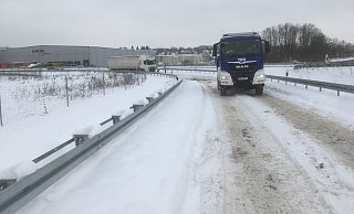 Das THW im Einsatz auf der A30: Ein Lkw wird freigeschleppt. - THW Bünde Das THW im Einsatz auf der A30: Ein Lkw wird freigeschleppt. - THW Bünde