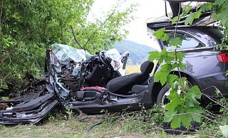 Der Audi wurde nach dem Unfall durch die Feuerwehr mit schwerem technischen Gerät aufgeschnitten. - Polizei Minden-Lübbecke Der Audi wurde nach dem Unfall durch die Feuerwehr mit schwerem technischen Gerät aufgeschnitten. - Polizei Minden-Lübbecke