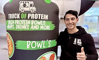 Sercan Özdil aus dem Kreis Gütersloh hat sich einen Foodtruck angeschafft. In Zukunft plant er, seine gesunden Speisen auch an einem festen Standort zu verkaufen. - Dennis Bleck Sercan Özdil aus dem Kreis Gütersloh hat sich einen Foodtruck angeschafft. In Zukunft plant er, seine gesunden Speisen auch an einem festen Standort zu verkaufen. - Dennis Bleck