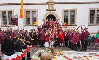 Das Spiel ist aus, die Nieheimer Narren haben das Rathaus erobert. - Josef Köhne Das Spiel ist aus, die Nieheimer Narren haben das Rathaus erobert. - Josef Köhne