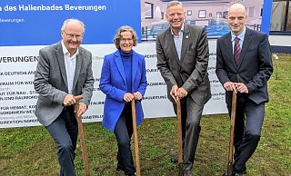 Bürgermeister Hubertus Grimm (v. l.), Ministerin Ina Scharrenbach, Landtagsabgeordneter Matthias Goeken und Bezirksregierungsvertreter Jens Kronsbein beim Spatenstich für das Beverunger Hallenbad. - Burkhard Battran Bürgermeister Hubertus Grimm (v. l.), Ministerin Ina Scharrenbach, Landtagsabgeordneter Matthias Goeken und Bezirksregierungsvertreter Jens Kronsbein beim Spatenstich für das Beverunger Hallenbad. - Burkhard Battran