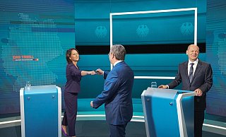 Die Kanzlerkandidaten Armin Laschet (M), Annalena Baerbock und Olaf Scholz vor der Sendung im TV-Studio in Berlin-Adlershof. - Foto: Michael Kappeler/dpa Pool/dpa Die Kanzlerkandidaten Armin Laschet (M), Annalena Baerbock und Olaf Scholz vor der Sendung im TV-Studio in Berlin-Adlershof. - Foto: Michael Kappeler/dpa Pool/dpa