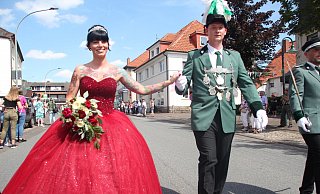 Scherfede feiert seine neuen Majestäten Lisa Becker und Dennis Keller. - Burkhard Battran Scherfede feiert seine neuen Majestäten Lisa Becker und Dennis Keller. - Burkhard Battran