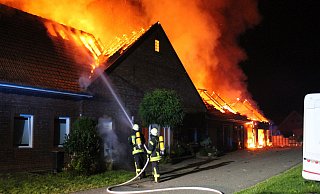 Das Wohnhaus in Westrup brannte komplett nieder. - Torsten Fischer/Feuerwehr Stemwede Das Wohnhaus in Westrup brannte komplett nieder. - Torsten Fischer/Feuerwehr Stemwede
