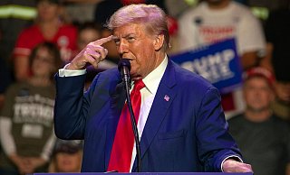 Trump warnt: Wer sein Produkt nicht in den USA herstellt, muss hohe Zölle zahlen. (Archivbild) - Rebecca Droke/AP/dpa Trump warnt: Wer sein Produkt nicht in den USA herstellt, muss hohe Zölle zahlen. (Archivbild) - Rebecca Droke/AP/dpa