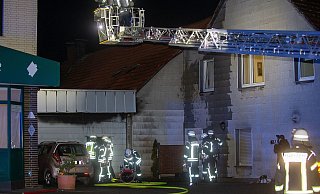 Die Feuerwehr ging auch mit Hilfe der Drehleiter von oben gegen die Flammen vor. - Christian Mathiesen Die Feuerwehr ging auch mit Hilfe der Drehleiter von oben gegen die Flammen vor. - Christian Mathiesen