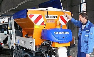 ASP- Werkstattmeister Lorenz Uhe beim Umrüsten einer Kehrmaschine in einen Streuwagen. Viele Fahrzeuge sind auf diese Weise variabel einsetzbar. - FOTO: IP ASP- Werkstattmeister Lorenz Uhe beim Umrüsten einer Kehrmaschine in einen Streuwagen. Viele Fahrzeuge sind auf diese Weise variabel einsetzbar. - FOTO: IP