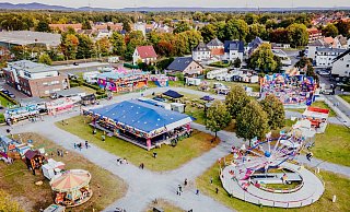 Der Pop-Up-Freizeitpark auf dem Pollhansplatz in Schloß Holte-Stukenbrock von oben gesehen. - Besim Mazhiqi Der Pop-Up-Freizeitpark auf dem Pollhansplatz in Schloß Holte-Stukenbrock von oben gesehen. - Besim Mazhiqi