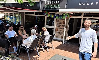 Hardil Harmi vor seinem neuen Restaurant - in dem zur Eröffnung bereits viele Menschen ihr Mittagessen zu sich nahmen. - Meiko Haselhorst Hardil Harmi vor seinem neuen Restaurant - in dem zur Eröffnung bereits viele Menschen ihr Mittagessen zu sich nahmen. - Meiko Haselhorst