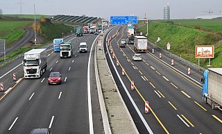 Die Autobahn A6 bei Weinsberg ist nach jahrelanger Bauzeit dreispurig ausgebaut. - Bernd Weißbrod/dpa Die Autobahn A6 bei Weinsberg ist nach jahrelanger Bauzeit dreispurig ausgebaut. - Bernd Weißbrod/dpa