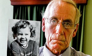 Richard Lee mit dem Bild seiner vermissten Tochter. - Holger Kosbab/British Army Richard Lee mit dem Bild seiner vermissten Tochter. - Holger Kosbab/British Army