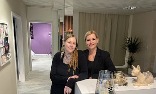 Die Schwestern Sara (l.) und Lisa Schwenzitzki haben an der Berliner Straße in Versmold ein passendes Ladenlokal gefunden. - Tasja Klusmeyer Die Schwestern Sara (l.) und Lisa Schwenzitzki haben an der Berliner Straße in Versmold ein passendes Ladenlokal gefunden. - Tasja Klusmeyer