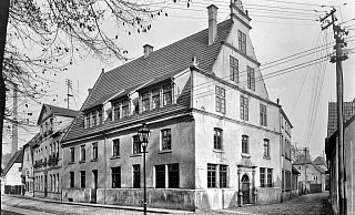Man glaubt es kaum, dass das Gebäude nach seiner Sanierung vor einigen Jahren heute in einem warmen Farbton leuchtet. Es hat eine enge Beziehung zu der Kirche im Rücken des Fotografen. - Städtisches Museum Man glaubt es kaum, dass das Gebäude nach seiner Sanierung vor einigen Jahren heute in einem warmen Farbton leuchtet. Es hat eine enge Beziehung zu der Kirche im Rücken des Fotografen. - Städtisches Museum