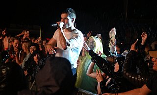 Wincent Weiss und seine Fans lassen sich die gute Laune vom Regen nicht verderben. - Thomas Kube Wincent Weiss und seine Fans lassen sich die gute Laune vom Regen nicht verderben. - Thomas Kube