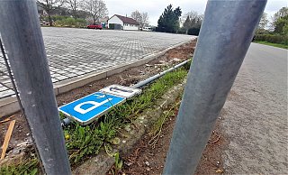 Das Parkschild liegt noch am Boden: Die Arbeiten oberhalb des Flossplatz-Parkbereichs sind abgeschlossen. 80 weitere Stellplätze sind entstanden. - Simone Flörke Das Parkschild liegt noch am Boden: Die Arbeiten oberhalb des Flossplatz-Parkbereichs sind abgeschlossen. 80 weitere Stellplätze sind entstanden. - Simone Flörke