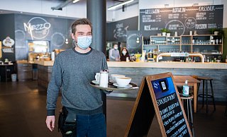 Die Job-Portale sind überfüllt mit Stellenanzeigen. Köche, Küchenhilfen, Service-Kräfte – Vollzeit, Teilzeit, auf 450 Euro-Basis, nahezu alles wird gesucht. - Symbolfoto/picture alliance Die Job-Portale sind überfüllt mit Stellenanzeigen. Köche, Küchenhilfen, Service-Kräfte – Vollzeit, Teilzeit, auf 450 Euro-Basis, nahezu alles wird gesucht. - Symbolfoto/picture alliance