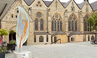 Die Kunstinstallation "Liborius in der Welt" ist auf dem Marktplatz zu sehen. Vier Glasstelen symbolisieren die Himmelsrichtungen. - Lena Henning Die Kunstinstallation "Liborius in der Welt" ist auf dem Marktplatz zu sehen. Vier Glasstelen symbolisieren die Himmelsrichtungen. - Lena Henning