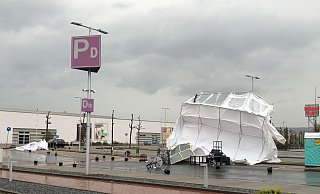 Der Sturm zerstörte die Zelte des Corona-Testzentrums auf dem Parkplatz des Werre-Parks in Bad Oeynhausen. - Polizei Minden-Lübbecke Der Sturm zerstörte die Zelte des Corona-Testzentrums auf dem Parkplatz des Werre-Parks in Bad Oeynhausen. - Polizei Minden-Lübbecke