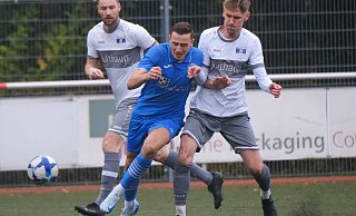 Brakes Norick Epke (Mitte) wird von Hiddenhausenern in die Zange genommen. Sein Team nach der Pause auch. - Andreas Zobe Brakes Norick Epke (Mitte) wird von Hiddenhausenern in die Zange genommen. Sein Team nach der Pause auch. - Andreas Zobe